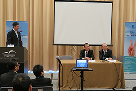 在2015年3月11日，梁海明教授（左）主持「中小企經驗分享」環節，由宗立基先生（香港儲物室 主席暨董事總經理）（中）及 謝偉正先生（協興建築有限公司 高級合約經理）（右）分享調解經驗。