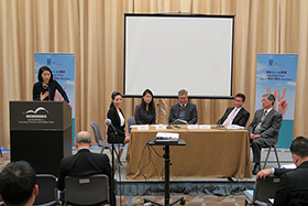 Ms Jody Sin (from left) provided commentary to the role play demonstration participated by Ms Nancy Leung, Ms Eva Chiu, Ir Raymond Wu, Mr Stanley Lo and Mr Lee Kui Lam at the Mediation for SMEs on 11 March 2015.