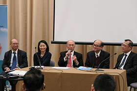 Mr Bobby Chung, Ms Jody Sin, Mr Chan Bing-Woon, SBS, MBE, JP, Mr Simon Lee and Mr. Stanley Lo answers questions raised by the audience during the question and answer session at the Mediation Seminar for SMEs on 11 March 2015 (from left).