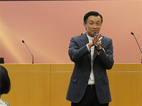 郑会圻先生，香港调解学院院长在讲座上发表演讲。