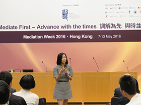 冼泇妤律师，前任香港调解会主席在讲座上发表演讲。