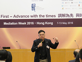 黄广兴博士，高级警司、香港警察谈判组主管在讲座上发表演讲。