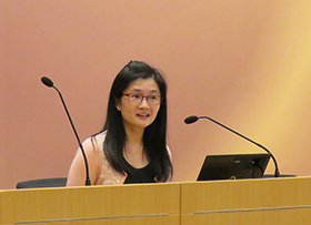郑艳琼女士，申诉专员公署总调查主任在论坛上发表演讲。