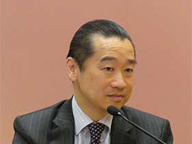 梁慶豐教授主持第一部分 — 專題小組討論。