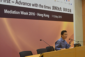 陈义飞先生，新家园协会服务总监（香港）在研讨会上发表演讲。