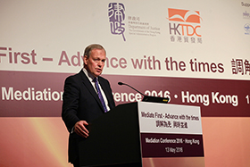 Phillip Howell-Richardson先生, 国际商业调解员在2016年调解研讨会上发表主题演讲。