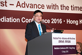 黄广兴博士, 高级警司、香港警察谈判组主管在2016年调解研讨会上发表演讲。