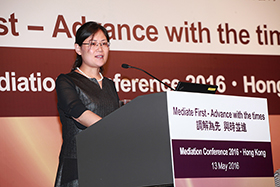 王芳女士, 中国国际贸易促进委员会／中国国际商会调解中心副秘书长、亚洲调解协会总秘书长在2016年调解研讨会上发表演讲。