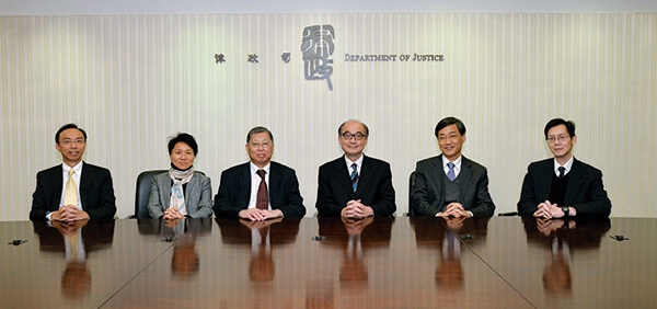 民事法律專員賴應虒（左三）與副民事法律專員（左起）：副民事法律專員（民事訴訟）李錦耀、副民事法律專員（法律意見）張錦慧、副民事法律專員（規劃環境地政房屋）李伯誠、法律顧問（工務）鄧國偉及副民事法律專員（商業）容立仁