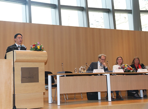 律政司司长袁国强资深大律师（左一）于2013年4月在荷兰海牙出席海牙国际私法会议成立120周年的庆祝典礼，并在典礼上致辞