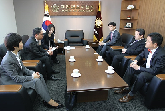 律政司司长（左二）于2013年11月在首尔访问期间，与大韩辩护士协会（即南韩的律师协会）会面