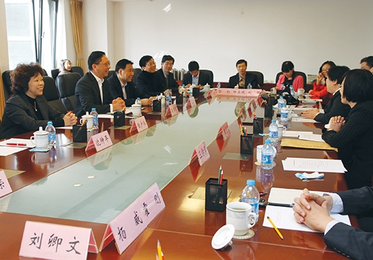 The Secretary for Justice (second left) holds discussions with officials of the Tianjin Municipal Bureau of Justice and the Tianjin Bar Association in October 2013. Also attending the session is the Law Officer (International Law), Ms Amelia Luk (first left)