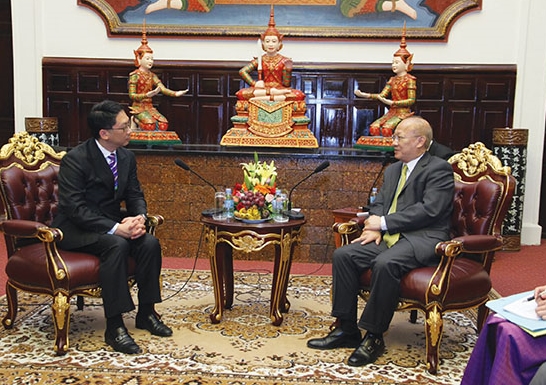 The Secretary for Justice (left) meets with the Minister of Justice, Mr Ang Vong Vathana, in Phnom Penh, Cambodia, in February 2014