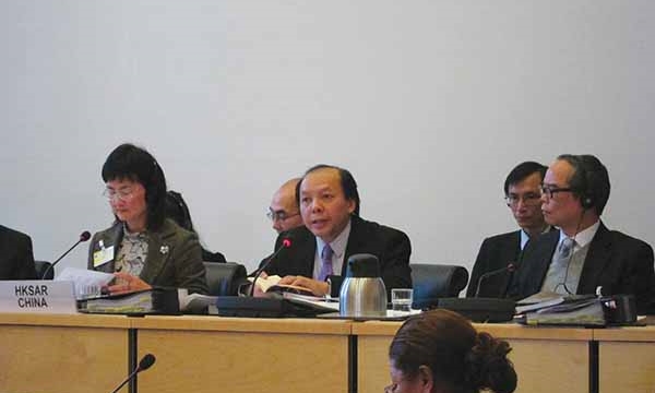 The Solicitor General, Mr Frank Poon (centre), addressing the UN Human Rights Committee at the hearing on the HKSAR Third Periodic Report under the International Covenant on Civil and Political Rights in March 2013