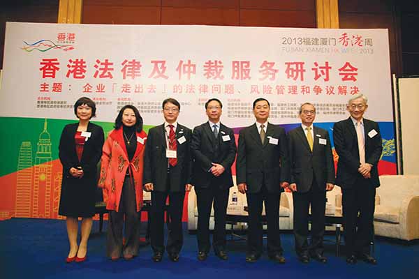 律政司司长袁国强资深大律师（中）于2013年4月在厦门举行的香港法律及仲裁服务研讨会上与前福建省司法厅厅长陈义兴（右三）及参与机构代表合照