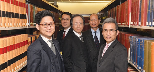 刑事检控专员杨家雄资深大律师（中）与副刑事检控专员（左起）∶黄惠冲资深大律师、谭耀豪资深大律师、沈仲平博士及梁卓然资深大律师