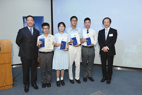 The Secretary for Justice (first left) with the Director of Public Prosecutions, Mr Keith Yeung, SC (first right), and the winners of the slogan competition of the Prosecution Week 2014
