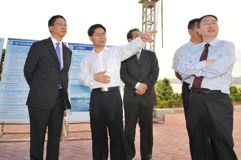 Mr Yuen (first left) is briefed on the latest developments of Qianhai by the Deputy Director General of the Qianhai Authority, Mr Zhou Ziyou (second left).