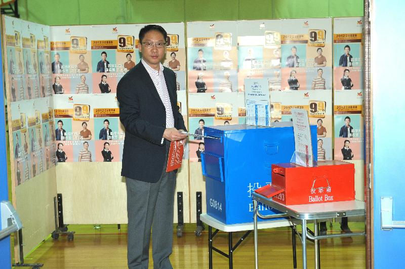 律政司司長袁國強資深大律師今日（09月09日）早上在淺水灣香港國際學校投票站，為2012年立法會選舉投票。 