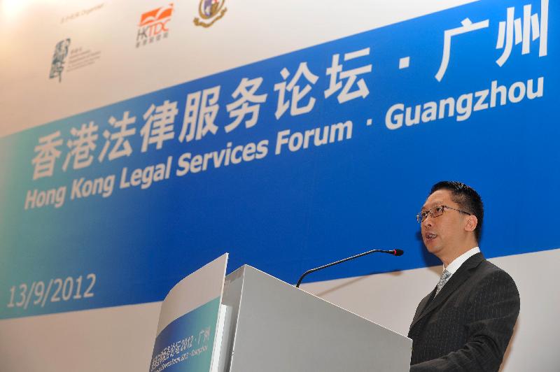Mr Yuen speaks at the opening ceremony of the Hong Kong Legal Services Forum held in Guangzhou.