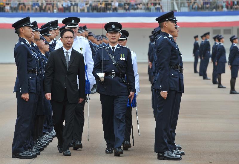律政司司長袁國強（左二）今日（10月27日）檢閱香港警察學院結業會操