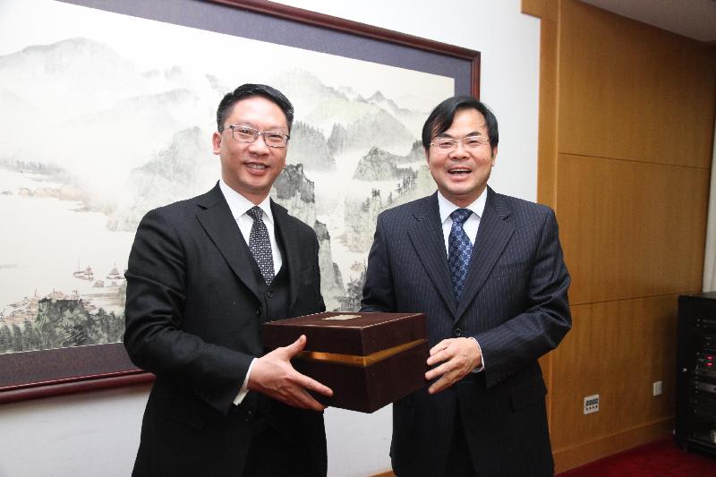 Mr Yuen (left) with the Director General of the Department of Regional Economy of the National Development and Reform Commission, Mr Fan Hengshan, today.
