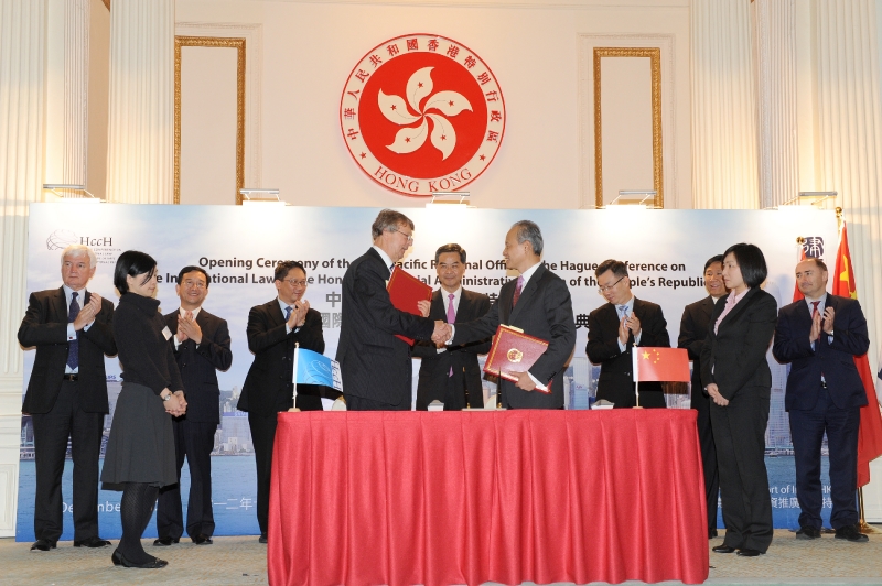 The Vice Minister of Foreign Affairs, Mr Cui Tiankai, representing the Central People's Government signs the Host Country Agreement with the Secretary General of the Hague Conference, Mr Hans van Loon, under the witness of the Chief Executive, Mr C Y Leung.
