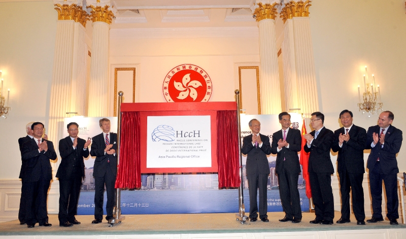 Mr Leung (fourth right), Mr Cui (fifth right), Mr van Loon (sixth right), Mr Yuen (seventh right) and other guests officiate at the unveiling ceremony.