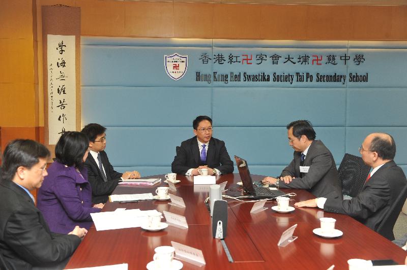 The Secretary for Justice, Mr Rimsky Yuen, SC (third right), is briefed by the Vice Chairman of the Association of Secondary School Heads in Tai Po District, Mr Poon Hing-fai (second right), on the implementation of anti-drug scheme in secondary schools.
