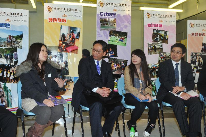 Mr Yuen (second left) meets with a group of young people taking part in the "Be-Pe Cheerer" Community Sports Project.