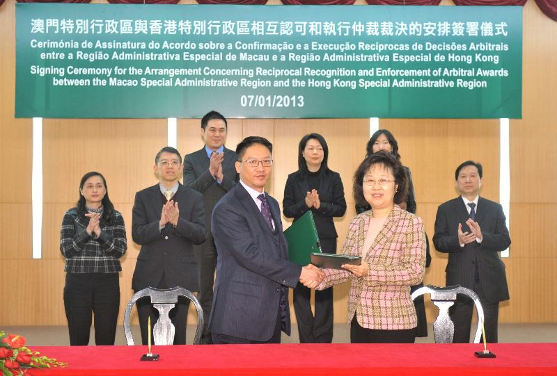 The Secretary for Justice, Mr Rimsky Yuen, SC (front row, left), with the Secretary for Administration and Justice of the Macao Special Administrative Region, Ms Florinda Chan (front row, right), after the signing of the Arrangement Concerning Reciprocal Recognition and Enforcement of Arbitral Awards Between the Hong Kong Special Administrative Region and the Macao Special Administrative Region today (January 7) in Macao.