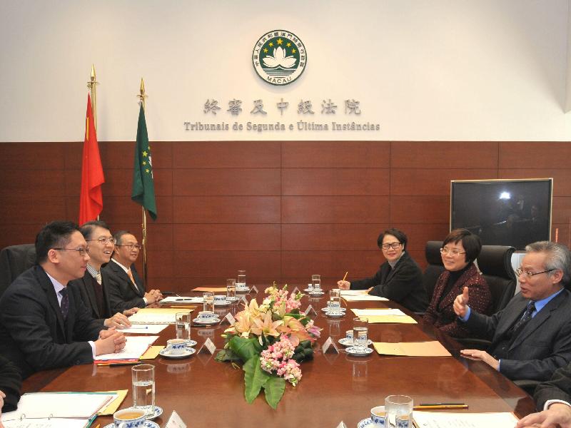 Mr Yuen (first left) meets with the Court of Final Appeal President of the Macao Special Administrative Region, Mr Sam Hou Fai (first right).