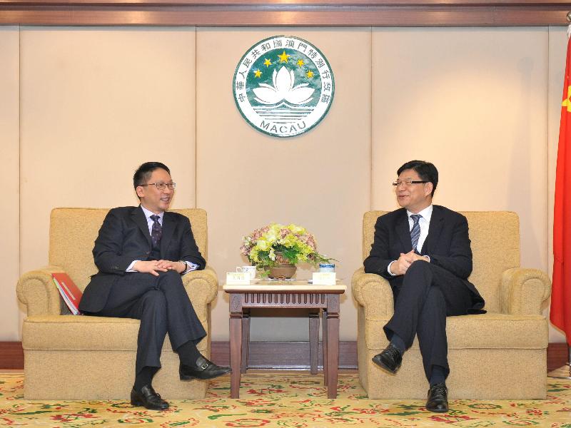 Mr Yuen (left) meets with the Prosecutor General of the Macao Special Administrative Region, Dr Ho Chio Meng (right).