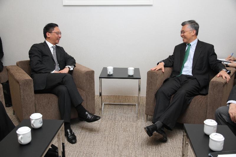 Secretary for Justice, Mr Rimsky Yuen, SC, (left) meets with Singapore's Attorney-General, Mr Steven Chong Horng Siong, SC, (right) today (April 2).