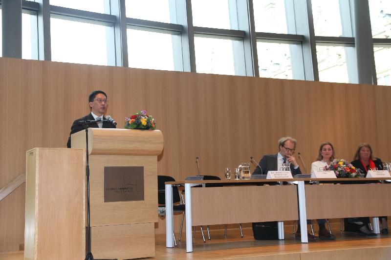 The Secretary for Justice, Mr Rimsky Yuen, SC (first left), delivers a keynote speech at the event celebrating the 120th anniversary of the Hague Conference on Private International Law held today (April 8) in the Hague, the Netherlands.
