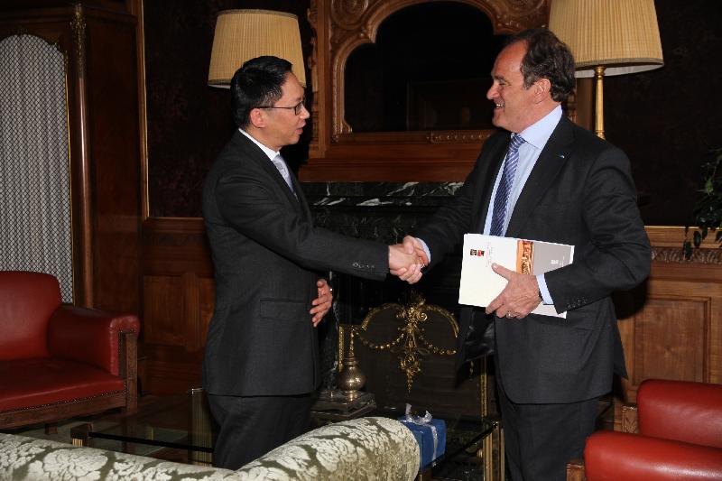 The Secretary for Justice, Mr Rimsky Yuen, SC (left), meets with the Secretary General of the Permanent Court of Arbitration, Mr Hugo Hans Siblesz.
