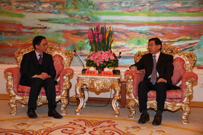 The Secretary for Justice, Mr Rimsky Yuen, SC (left), meets with the Party Secretary of Xiamen, Mr Yu Weiguo, on April 26.
