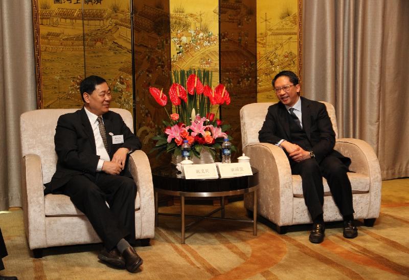 袁国强（右）与福建省司法厅厅长陈义兴会面。