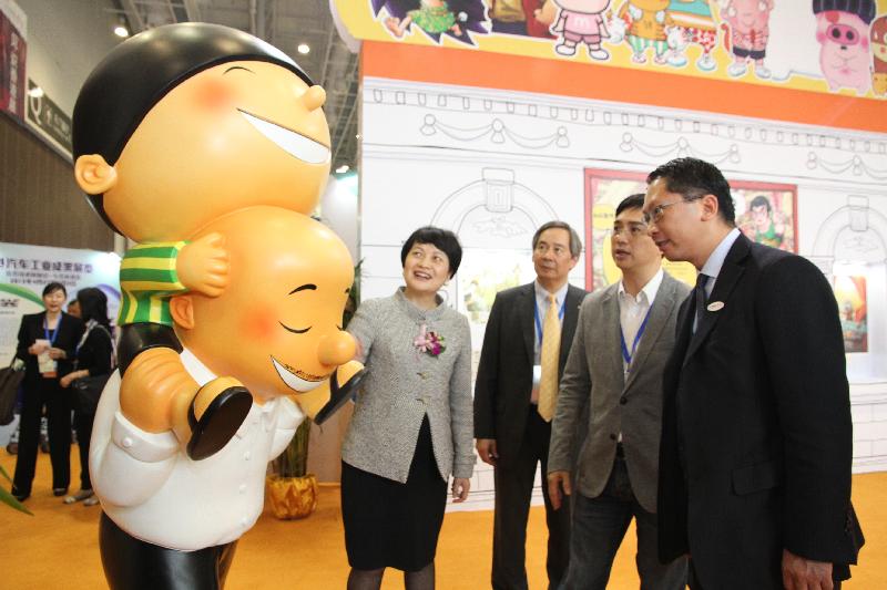 Mr Yuen visits the Hong Kong Comics Pavilion of the Fujian Xiamen Hong Kong Week 2013.