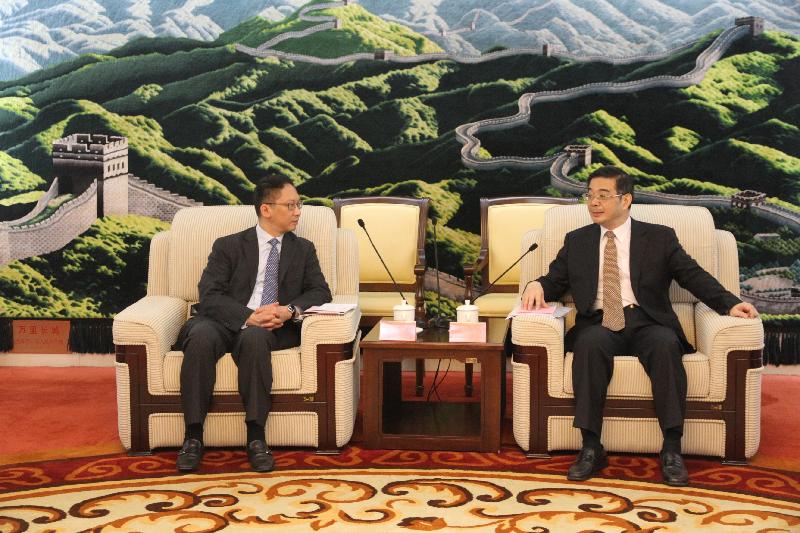 The Secretary for Justice, Mr Rimsky Yuen, SC (left), makes a courtesy call on the President of the Supreme People's Court, Mr Zhou Qiang, in Beijing today (June 27).