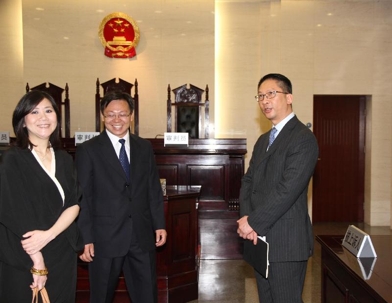 Accompanied by the Director, Office of the Government of the Hong Kong Special Administrative Region in Beijing, Miss Cathy Chu, Mr Yuen visits a courtroom of the Supreme People's Court.