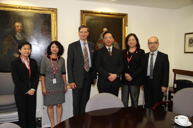 袁国强（右三）拜会英国检察总长葛伟富（左三）。香港驻欧洲联盟特派代表黎蕙明（右二）和香港驻伦敦经济贸易办事处处长吴丽敏（左二）亦有参与会面。