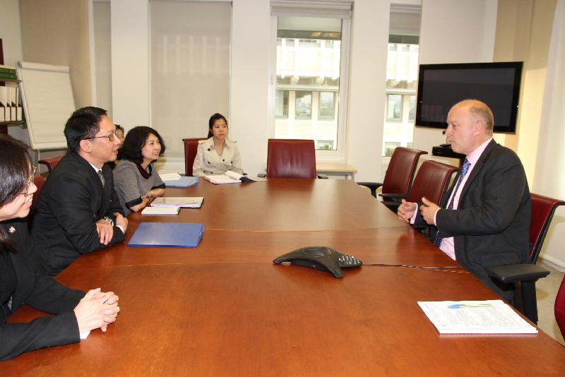 Mr Yuen (second left) meets with the Secretary of State for Justice and Lord Chancellor, Mr Chris Grayling (right).
