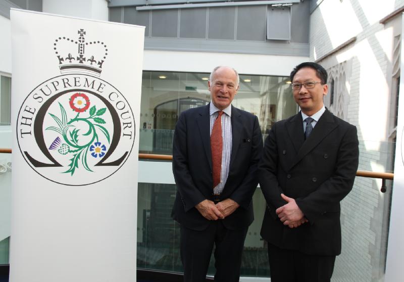 律政司司长袁国强资深大律师（右）与英国最高法院院长廖柏嘉勋爵。