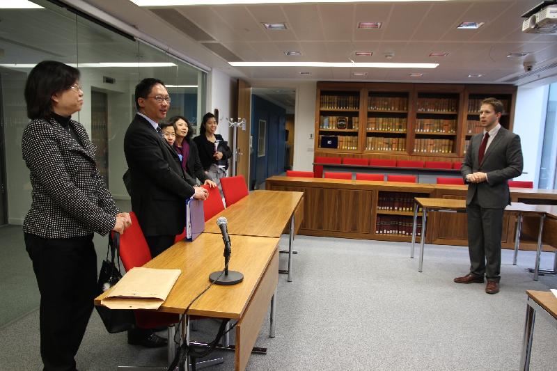 Mr Yuen (second left) visits the moot court of London School of Economics and Political Science.