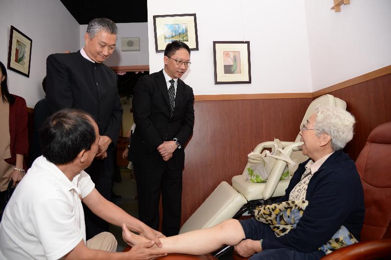 The Secretary for Justice, Mr Rimsky Yuen, SC (second right), today (October 17) chats with an elderly person joining an activity at the Po Leung Kuk Lau Chan Siu Po District Elderly Community Centre in Lam Tin. Accompanying him is the Chairman of the Kwun Tong District Council, Mr Bunny Chan (third right).