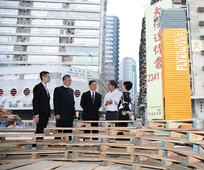 Mr Yuen (centre) visits the site of "Fly the Flyover01".