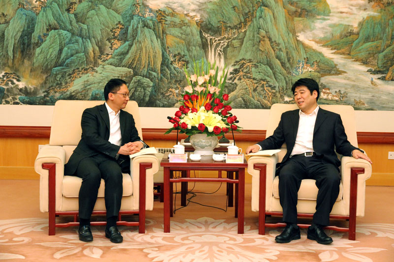 The Secretary for Justice, Mr Rimsky Yuen, SC (left), meets with the Vice Mayor of Tianjin, Mr Wang Hongjiang (right), in Tianjin today (October 23).