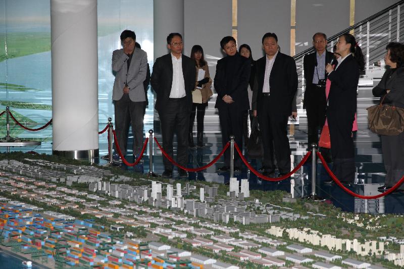 Mr Yuen (second left) visits the planning exhibition hall of the Binhai New Area.