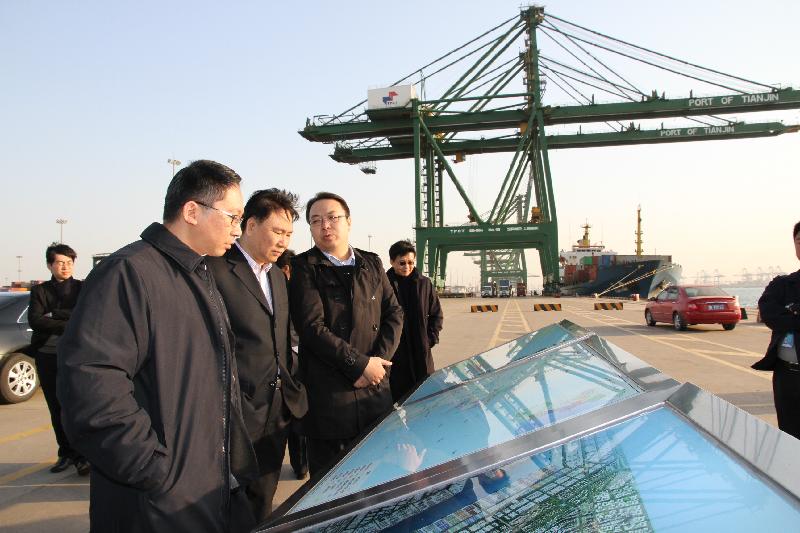 袁国强（左一）参观天津港，了解货运码头的运作。
